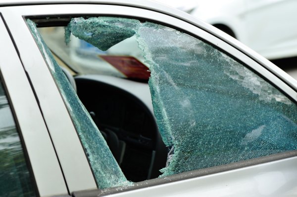 Dejó su auto estacionado, le rompieron el vidrio y le robaron un bolso